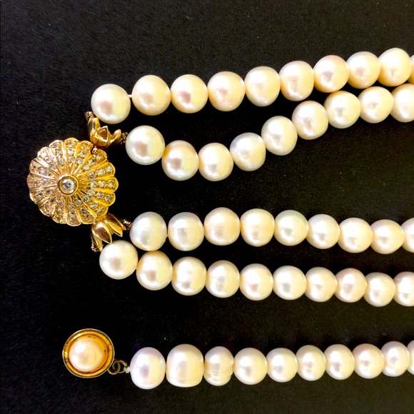 Real Pearl Necklace With Diamonds and Gold Clasp - Picture 15 of 16